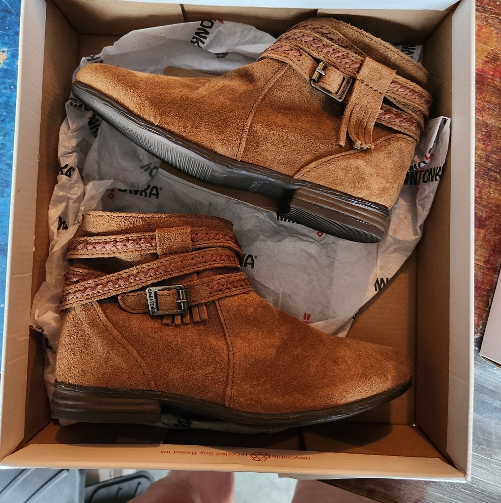 Minnetonka girls size 5 shoes